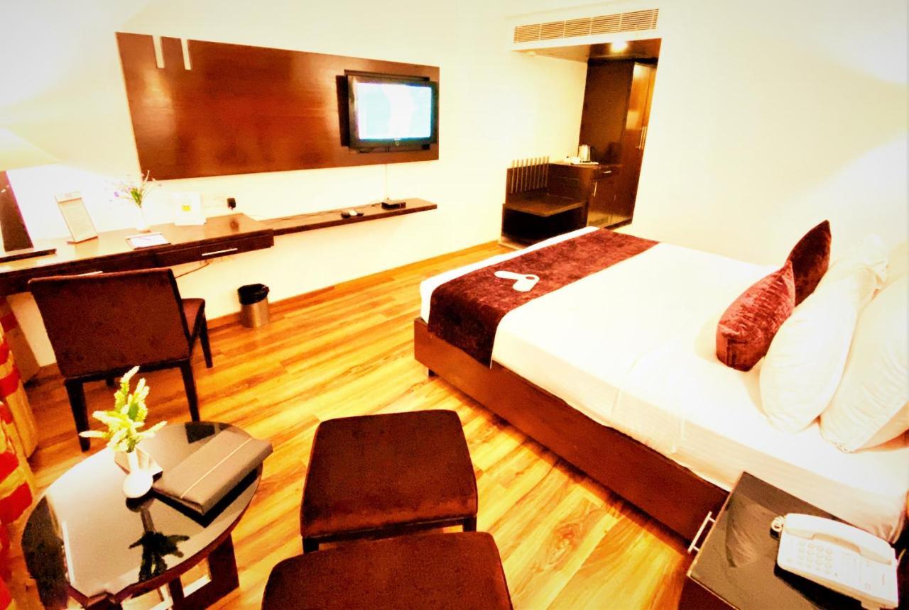 Hotel Gis Select Banjara Hill Hyderabad Esterno foto